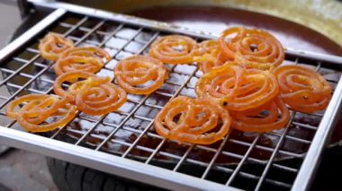 Hint usulü gevrek jalebi Hint caddesi dükkanında.