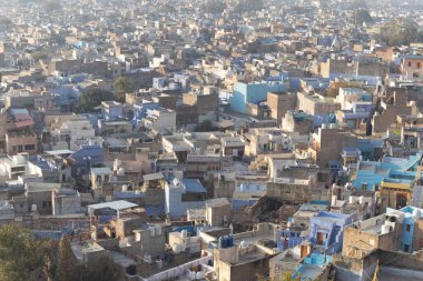 Kalabalık mavi şehir manzarası sabah Jodhpur Rajasthan Hindistan 'da çekiliyor..