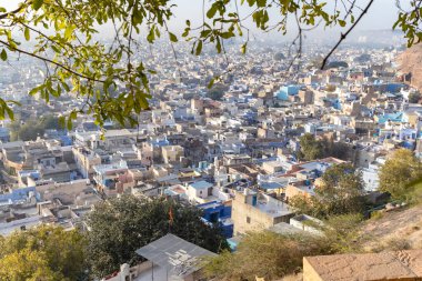 Kalabalık mavi şehir manzarası sabah Jodhpur Rajasthan Hindistan 'da çekiliyor..