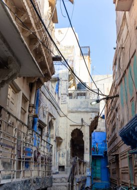 Jodhpur Rajasthan Hindistan 'da sabah vakti Hindistan' ın kalabalık caddesi düz açıdan çekiliyor..