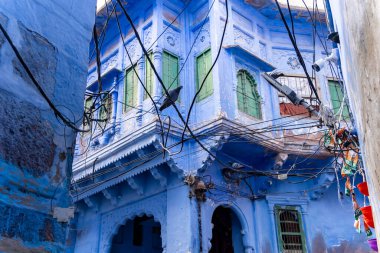 Jodhpur Rajasthan Hindistan 'da düz açılı görüntüden Hindistan' ın mavi caddesi kalabalık..