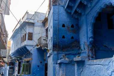 Jodhpur Rajasthan Hindistan 'da düz açılı görüntüden Hindistan' ın mavi caddesi kalabalık..