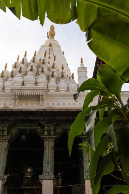 Achal Nath Tapınağı jodhpur Rajasthan Hindistan 'da sabah gökyüzü aydınlığıyla sanatsal antik tapınak mimarisi farklı algısal görüntülerden alınmıştır..