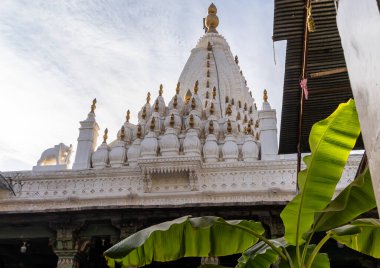 Achal Nath Tapınağı jodhpur Rajasthan Hindistan 'da sabah gökyüzü aydınlığıyla sanatsal antik tapınak mimarisi farklı algısal görüntülerden alınmıştır..