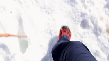 Adam karda uyanıyor, ayakkabı kramponlarıyla ve gündüzleri yapışıyor.