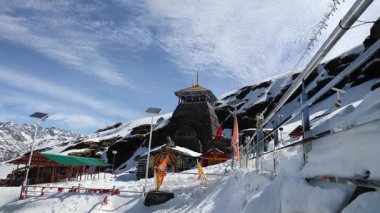Himalaya tepelerindeki canlı gökyüzü arkaplanı ile antik ruhani tapınak