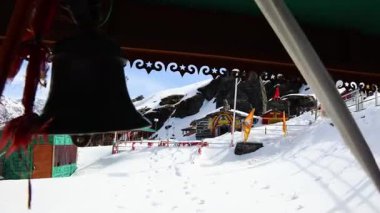 Himalayalar 'daki parlak mavi gökyüzü ile izole edilmiş antik kutsal Hindu tapınağı.