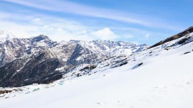 Görkemli karla kaplı dağlar açık mavi sabah gökyüzü altında