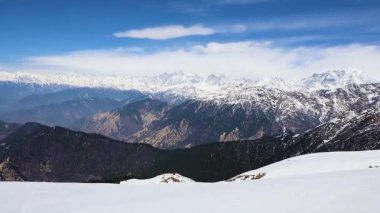 Canlı mavi gökyüzü ile katmanlı dağların nefes kesici manzarası