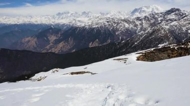 Kar tepesi sıradağları, parlak mavi gökyüzü ile sabah