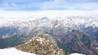 Kar tepesi sıradağları, parlak mavi gökyüzü ile sabah