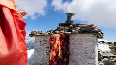 Karlı dağ tepesindeki kutsal Hindu tapınağı açık sabah gökyüzünün altında.