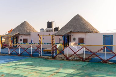 Doğal çevrede parlak gökyüzü olan geleneksel çöl kampı bambu kulübesi.