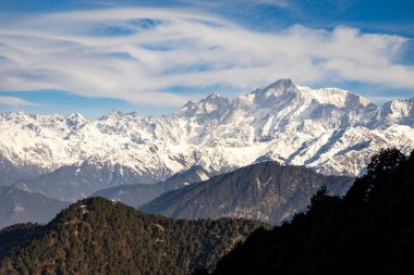 Kedarnath Dağı 'nın parlak mavi gökyüzü görüntüsü Kedarnath yürüyüşü uttarakhand Hindistan' da çekilmiştir..