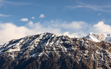Kar tepeli dağ ve parlak gökyüzü sabah görüntüsü Chandrashila trek tungnath chopta uttarakhand Hindistan 'da çekilmiştir..