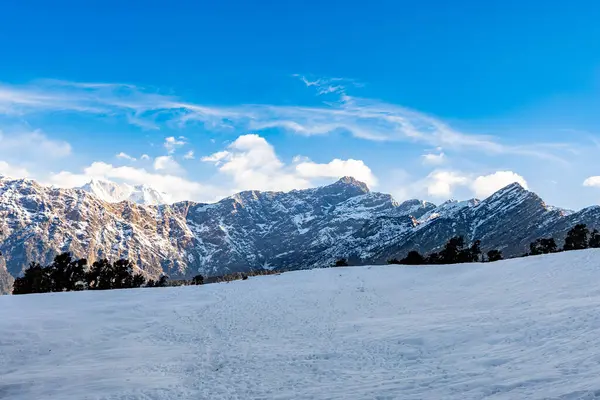 Chandrashila trek tungnath chopta uttarakhand Hindistan 'da parlak gökyüzü görüntüsüyle nefes kesici bir dağ manzarası çekiliyor..