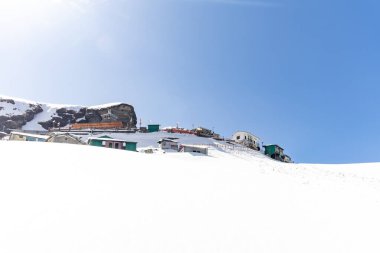 Chandrashila trek tungnath chopta uttarakhand Hindistan 'da canlı mavi gökyüzü arkaplan görüntüsü ile uzak sığınaklar.