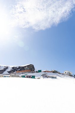 Chandrashila trek tungnath chopta uttarakhand Hindistan 'da canlı mavi gökyüzü arkaplan görüntüsü ile uzak sığınaklar.