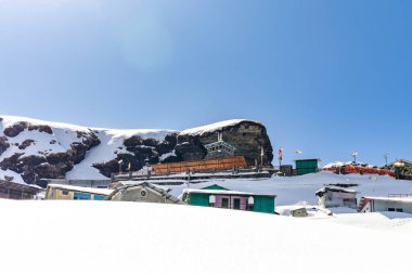 Chandrashila trek tungnath chopta uttarakhand Hindistan 'da canlı mavi gökyüzü arkaplan görüntüsü ile uzak sığınaklar.