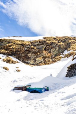 Karla kaplı Hindu tapınağı açık mavi gökyüzü altında sabah görüntüsü Chandrashila trek tungnath chopta uttarakhand Hindistan 'da çekilmiştir..