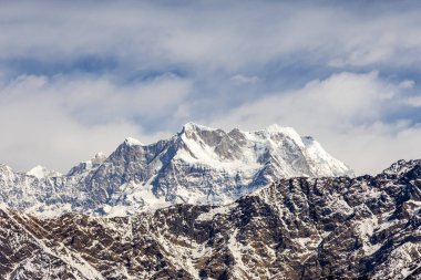 Kedarnath Dağı 'nın parlak mavi gökyüzü görüntüsü Kedarnath yürüyüşü uttarakhand Hindistan' da çekilmiştir..