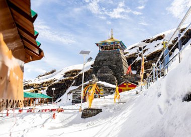 Himalaya dağlarındaki izole edilmiş kutsal hindu tapınağı. Parlak mavi gökyüzü görüntüsü Chandrashila trek tungnath mahadev tapınağı Chopta uttarakhand Hindistan 'da çekildi..