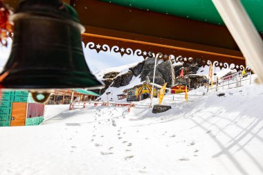 Himalayalar 'daki parlak mavi gökyüzü ile izole edilmiş antik kutsal Hindu tapınağı.