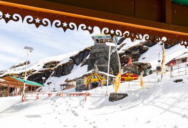 Himalayalar 'daki parlak mavi gökyüzü ile izole edilmiş antik kutsal Hindu tapınağı.