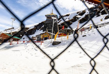 Uzak Himalaya kar zirvesi dağlarındaki parmaklıklar ardında kapalı kutsal Hindu tapınağı.