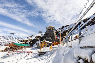 Himalaya dağlarındaki izole edilmiş kutsal hindu tapınağı. Parlak mavi gökyüzü görüntüsü Chandrashila trek tungnath mahadev tapınağı Chopta uttarakhand Hindistan 'da çekildi..
