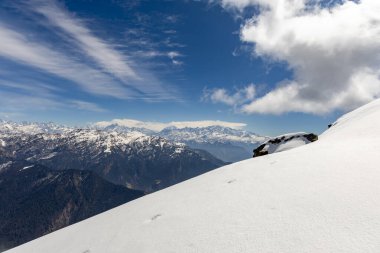 Karla kaplı görkemli tepeler açık mavi sabah gökyüzü altında taze kar yağışı altında Chandrashila trek tungnath chopta uttarakhand Hindistan 'da çekiliyor..
