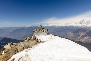 Kar tepesi zirvesindeki kutsal taş soluk kesici manzara arkaplanına sahip sabah görüntüsü Chandrashila yürüyüşü tungnath chopta uttarakhand Hindistan 'da çekilmiştir..