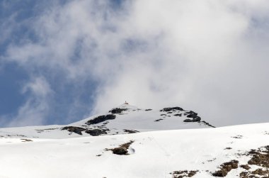 Kar tepesi zirvesi parlak mavi gökyüzü arkaplanıyla sabah görüntüsü Chandrashila yürüyüşü tungnath chopta uttarakhand Hindistan 'da çekilmiştir..