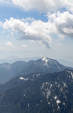 Sabahları parlak mavi gökyüzü olan dağ sıraları