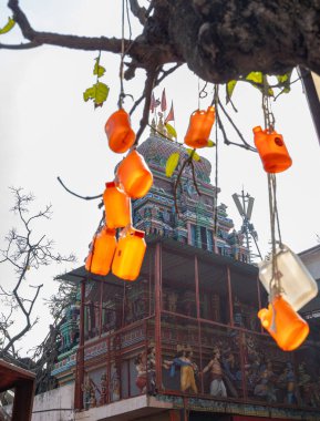 Hindistan 'ın güneyindeki kutsal sularda asılı antik kutsal Hint tapınağı Neelkanth mahadev rishikesh uttarakhand Hindistan' da çekilmiştir..