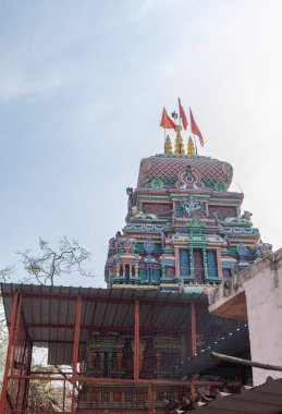 Güney Hindistan mimarisi ve gökyüzündeki antik kutsal Hint tapınağı Neelkanth mahadev rishikesh uttarakhand Hindistan 'da çekilmiştir..