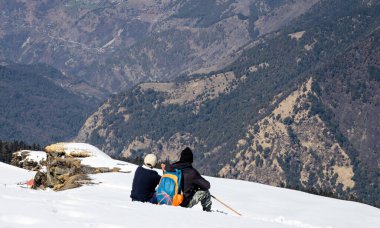 Chopta Tungnath Himalayas Dağı Chandrashila Dağı 'nda nefes kesen dağ yürüyüşçüleri ve nefes kesici görüntülerle Hindistan' da çekilmiştir..