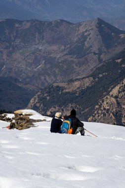 Chopta Tungnath Himalayas Dağı Chandrashila Dağı 'nda nefes kesen dağ yürüyüşçüleri ve nefes kesici görüntülerle Hindistan' da çekilmiştir..