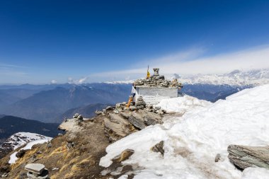 Chopta Tungnath Himalayas Dağı Chandrashila Dağı 'nda, nefes kesen manzara arkaplanlı kutsal bir taş çekilmiştir..