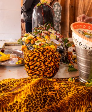 Hindu kutsal tanrısı Shivlinga Kutsal tapınakta dindar tarafından tapılıyor.