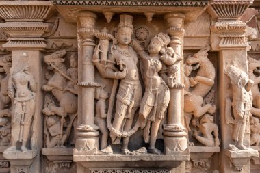Gündüz vakti antik tapınak duvarına Hindu tanrılarının sanatsal oymaları