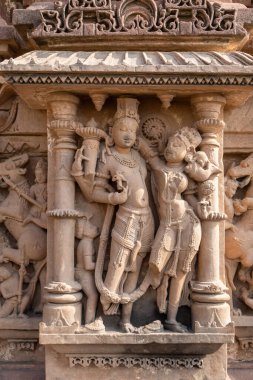 Gündüz vakti antik tapınak duvarına Hindu tanrılarının sanatsal oymaları