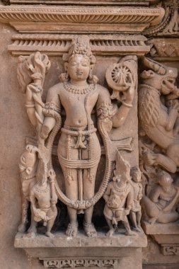 Gündüz vakti antik tapınak duvarına Hindu tanrılarının sanatsal oymaları