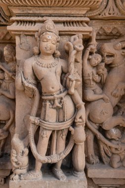 Gündüz vakti antik tapınak duvarına Hindu tanrılarının sanatsal oymaları