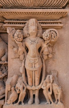 Gündüz vakti tapınak duvarındaki Hindu tanrılarının kalıntıları.