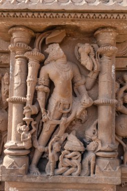 Gündüz vakti tapınak duvarındaki Hindu tanrılarının kalıntıları.