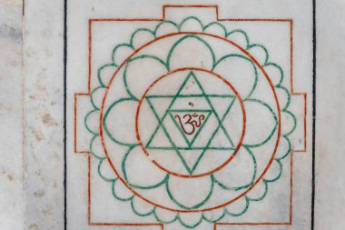 Kutsal Hindu Geometrik Sembolü Om on Marble üst açıyla
