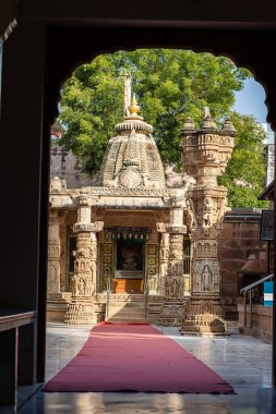 Osiyan Mahaveerswami Shwetamber Jain Tapınağı osiyan jodhpur rajasthan Hindistan 'da farklı açılardan çekilmiş eski Jain tapınağı sanat mimarisi..