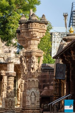 Osiyan Mahaveerswami Shwetamber Jain Tapınağı osiyan jodhpur rajasthan Hindistan 'da farklı açılardan çekilmiş eski Jain tapınağı sanat mimarisi..