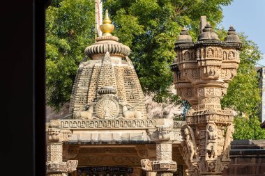 Osiyan Mahaveerswami Shwetamber Jain Tapınağı osiyan jodhpur rajasthan Hindistan 'da farklı açılardan çekilmiş eski Jain tapınağı sanat mimarisi..